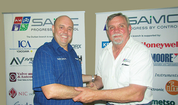 Hennie Prinsloo (right) thanks Rob Wright after the presentation.